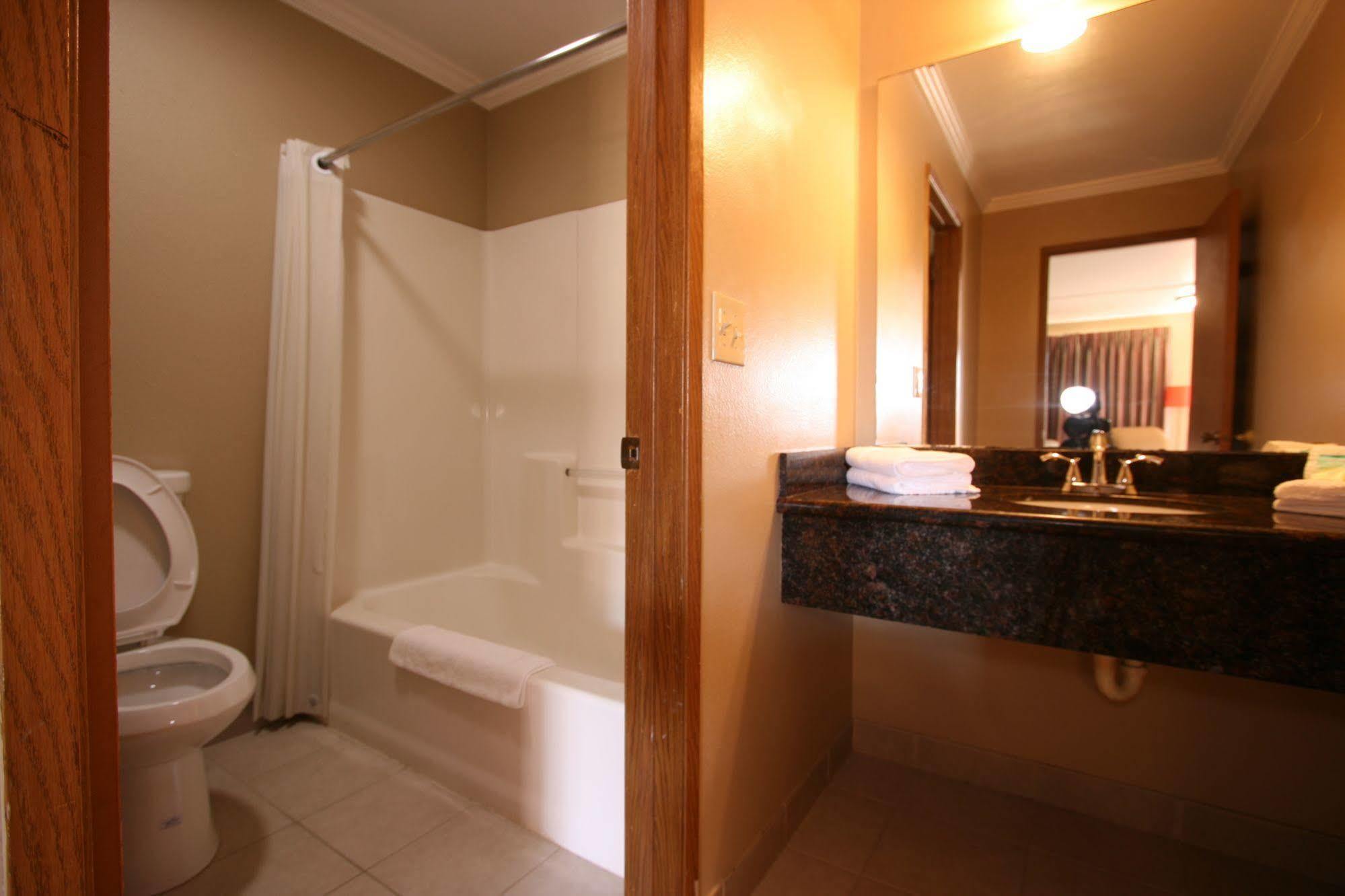 Welcome Everett Inn Exterior photo